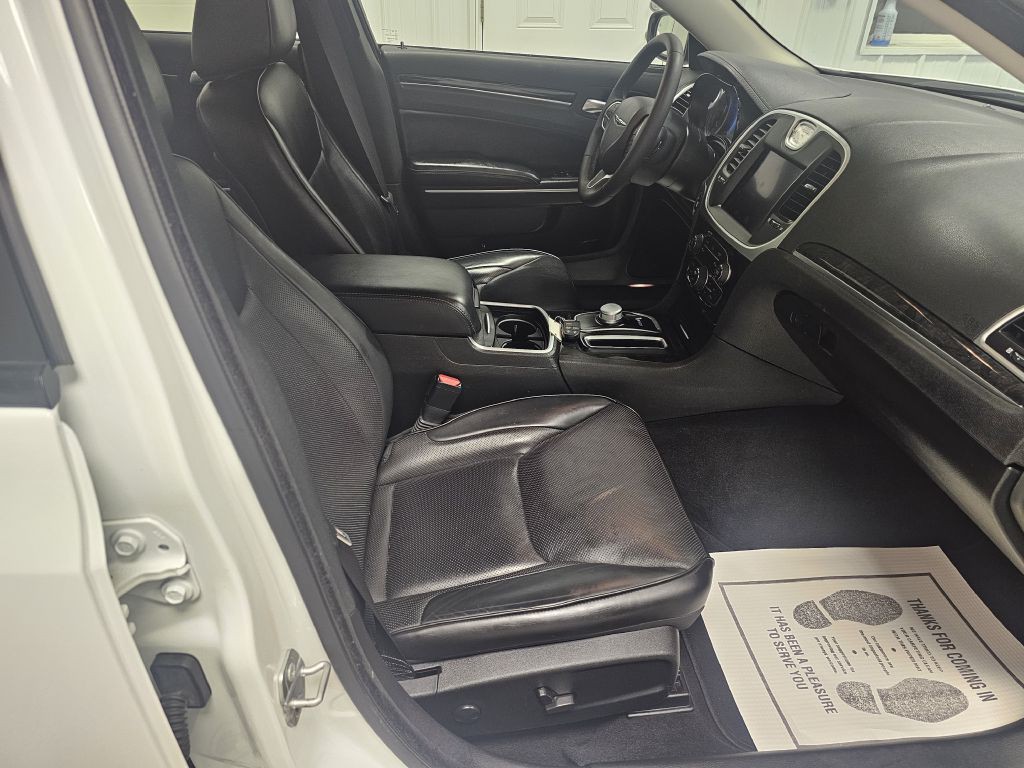 2022 Chrysler 300 Image 16