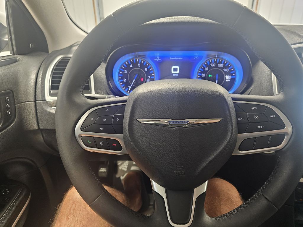2022 Chrysler 300 Image 17