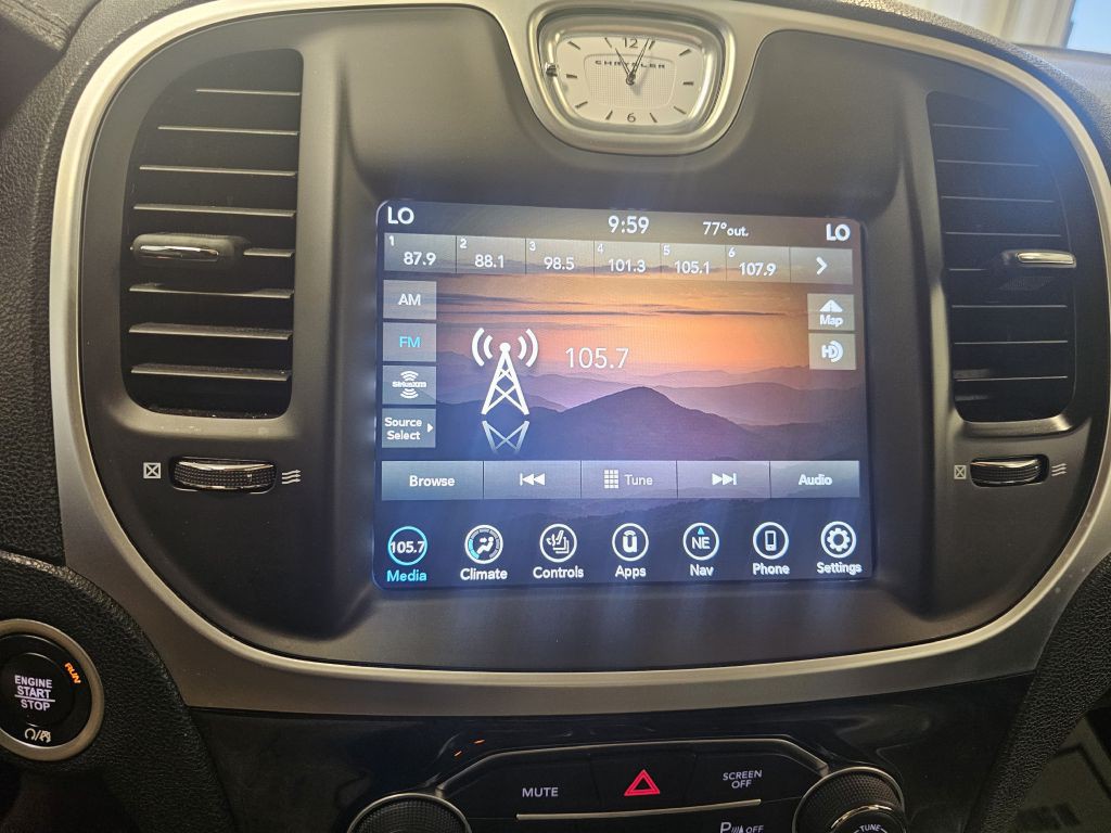 2022 Chrysler 300 Image 25