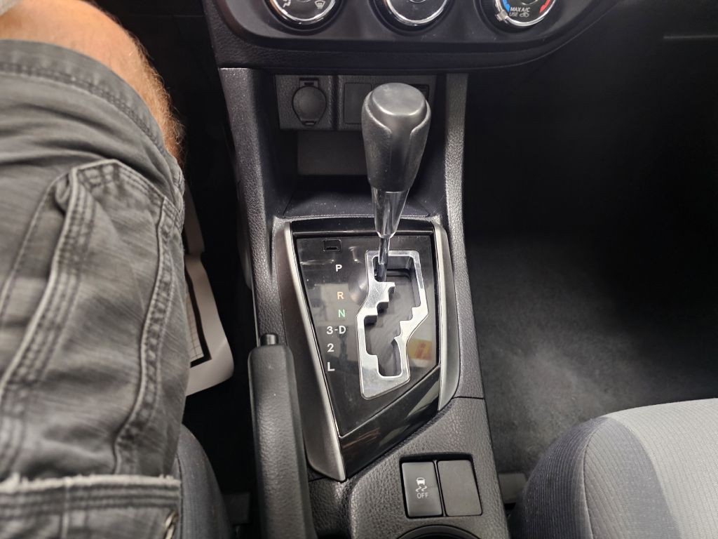2015 Toyota Corolla Image 18