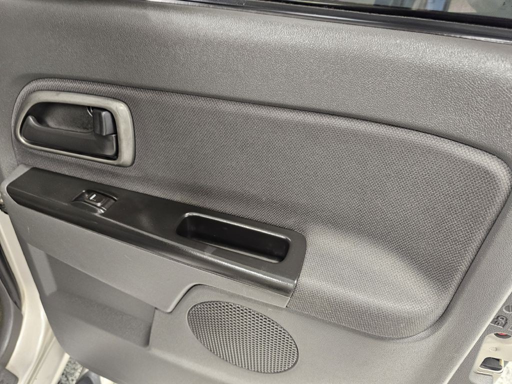 2005 Chevrolet Colorado Image 12