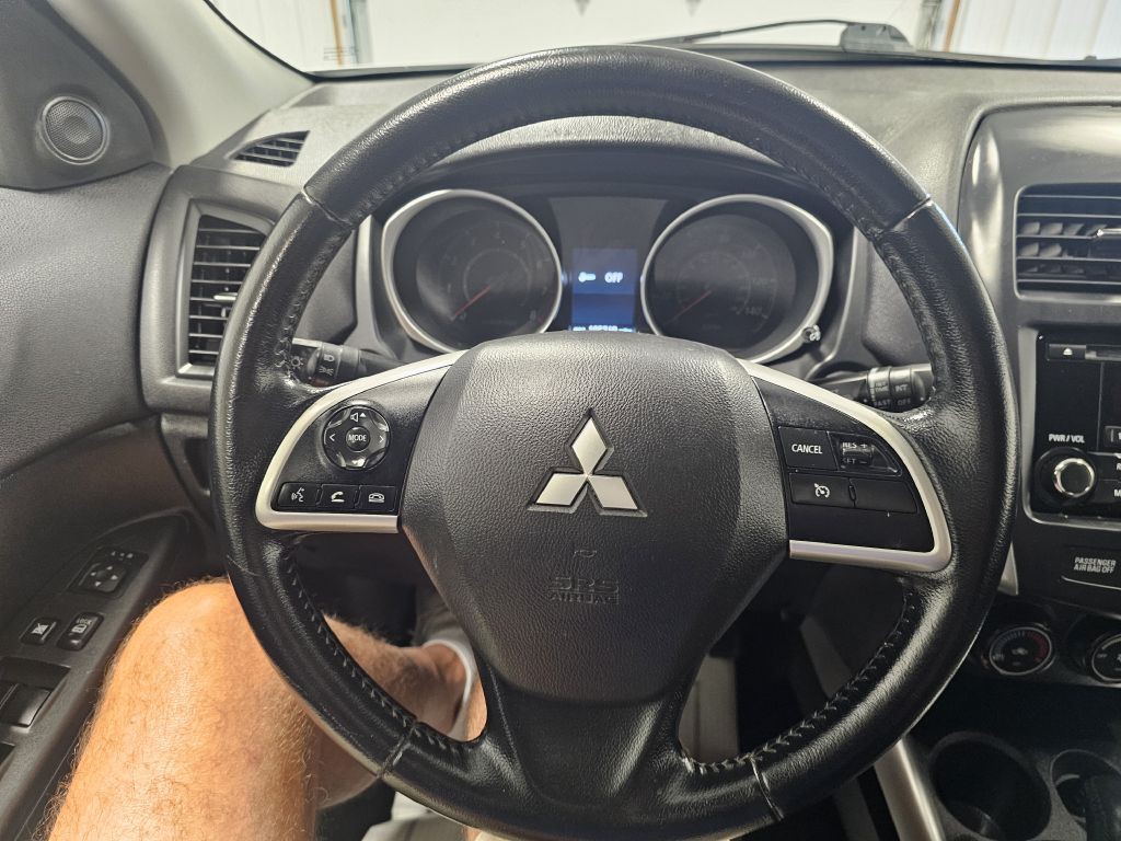 2014 Mitsubishi Outlander Image 16