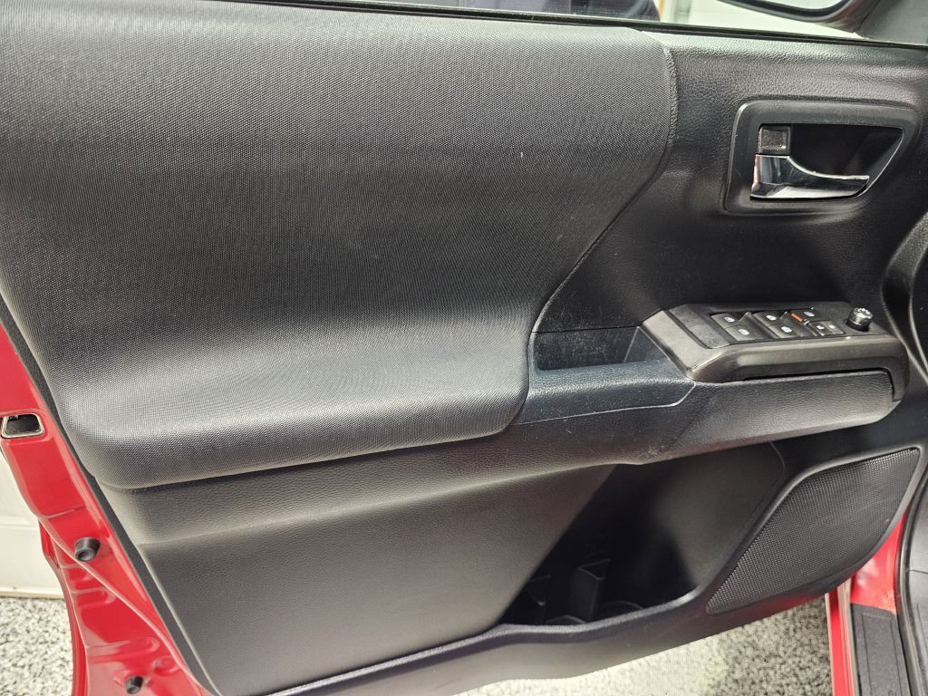 2016 Toyota Tacoma Image 8