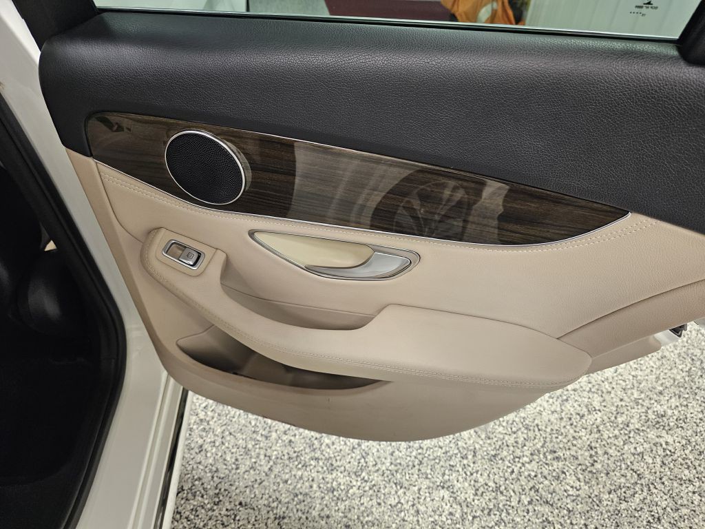 2016 Mercedes-Benz C-Class Image 14