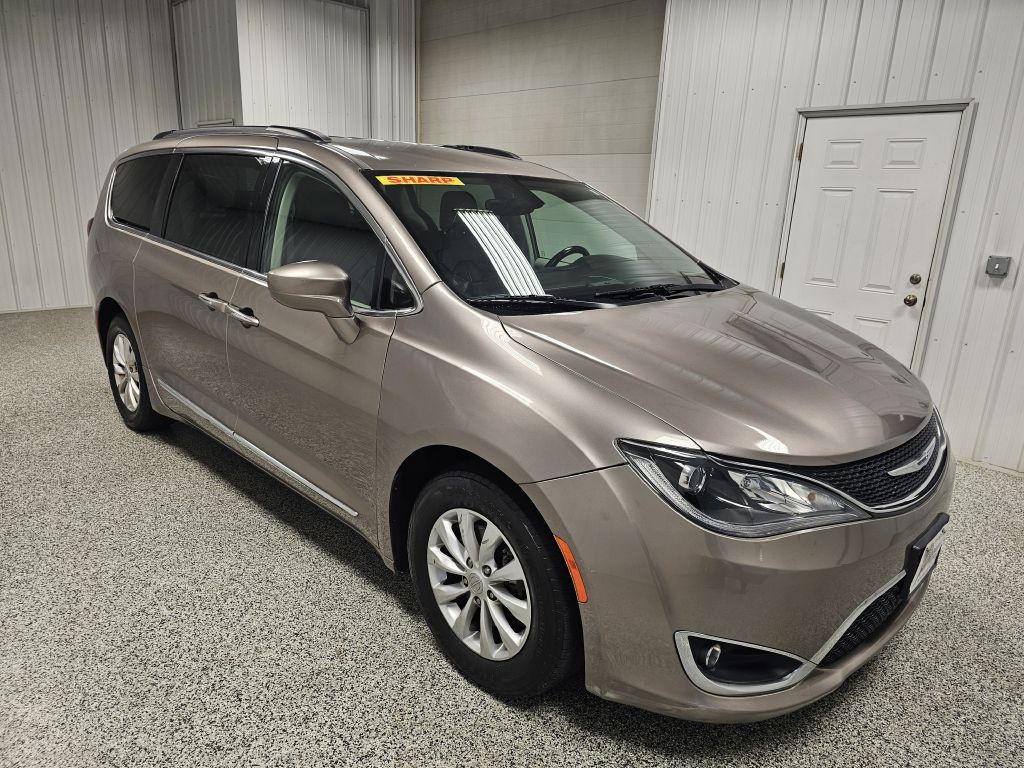 2017 Chrysler Pacifica Image 2