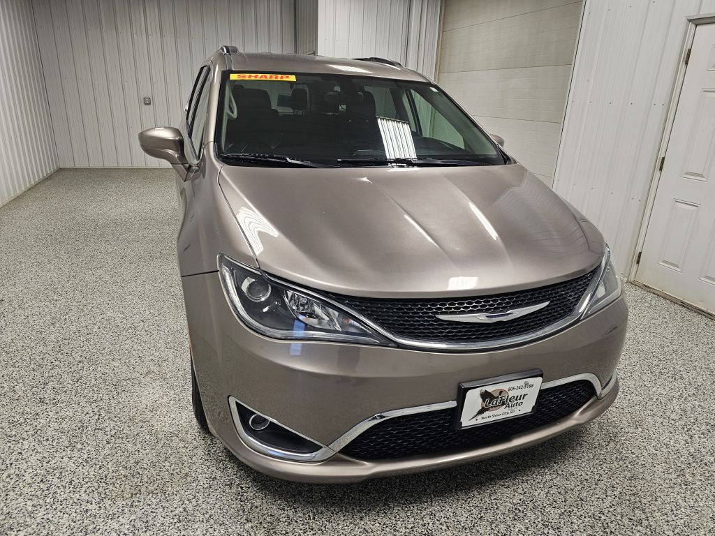 2017 Chrysler Pacifica Image 3