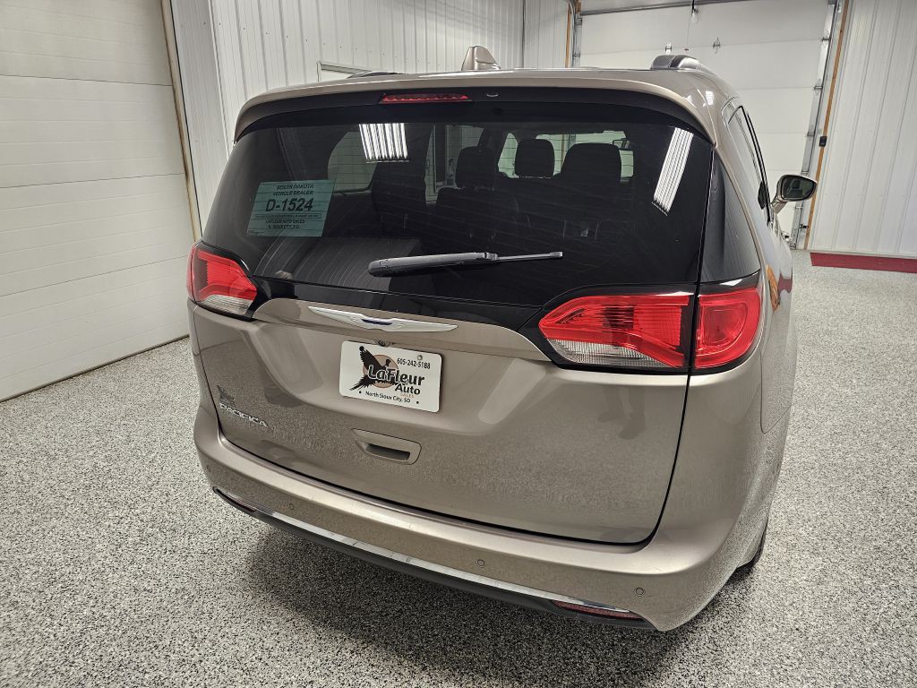 2017 Chrysler Pacifica Image 6