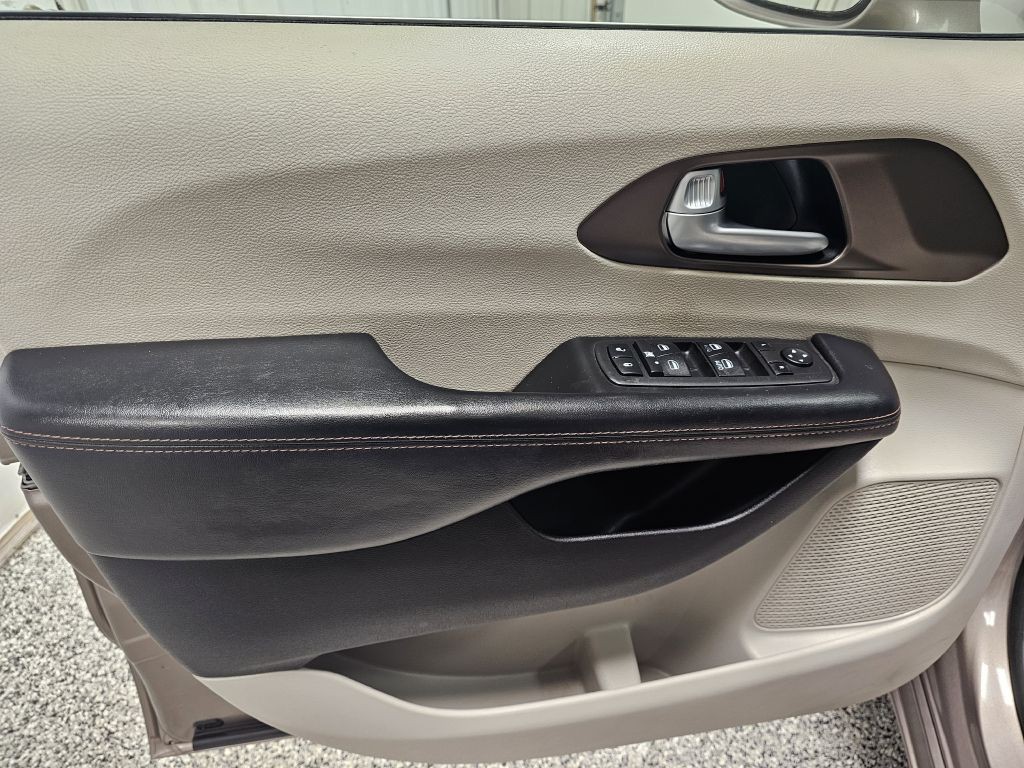 2017 Chrysler Pacifica Image 8