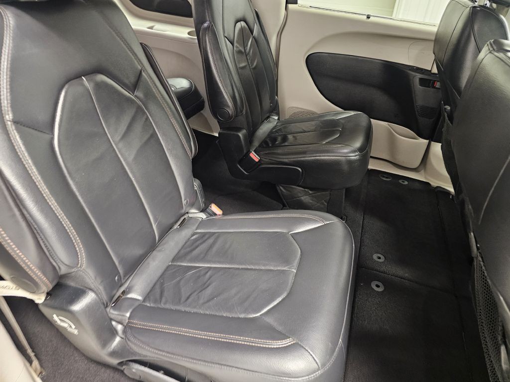 2017 Chrysler Pacifica Image 13