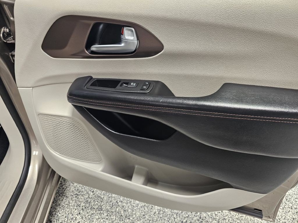 2017 Chrysler Pacifica Image 14