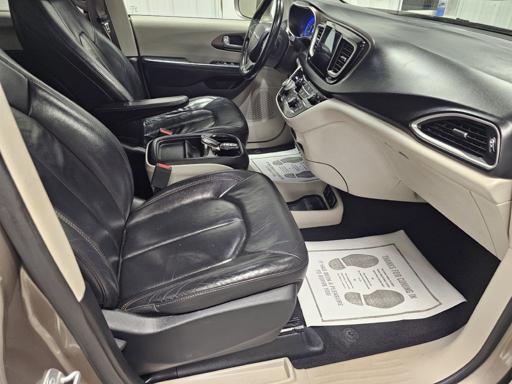 2017 Chrysler Pacifica Image 15
