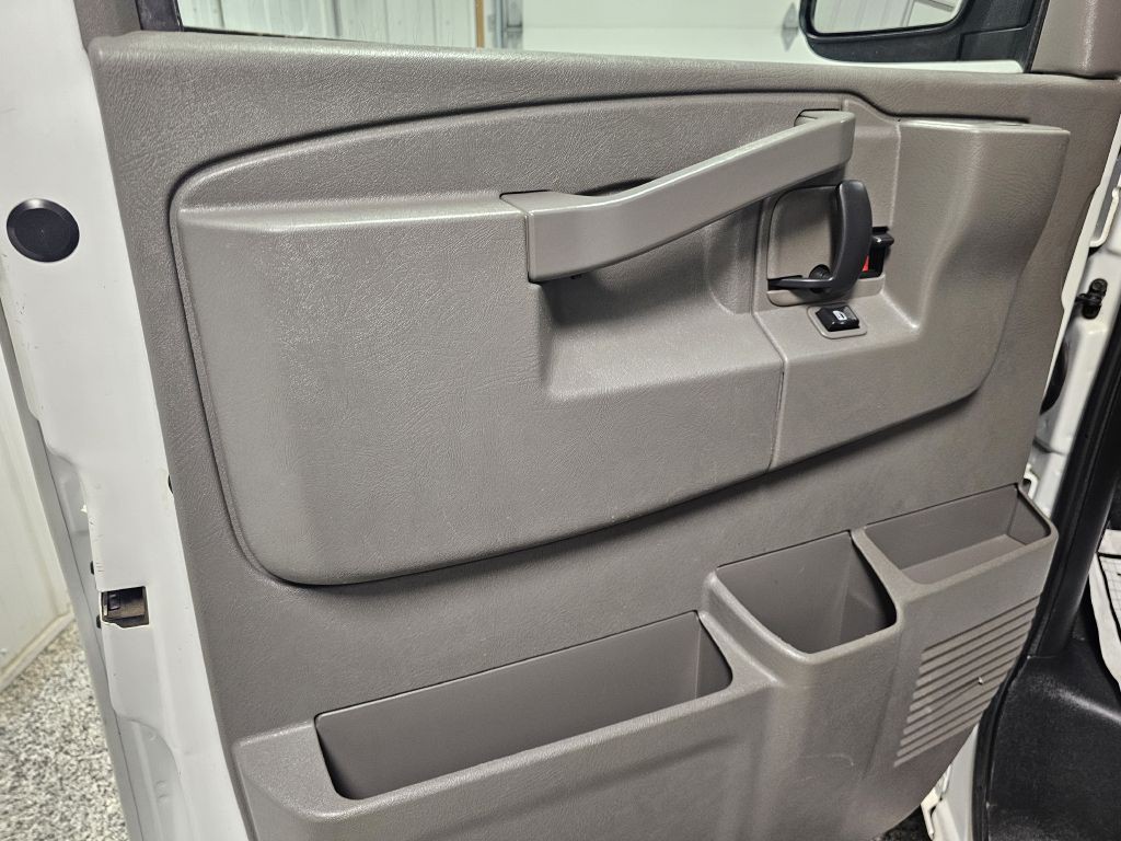 2017 Chevrolet Express Image 7