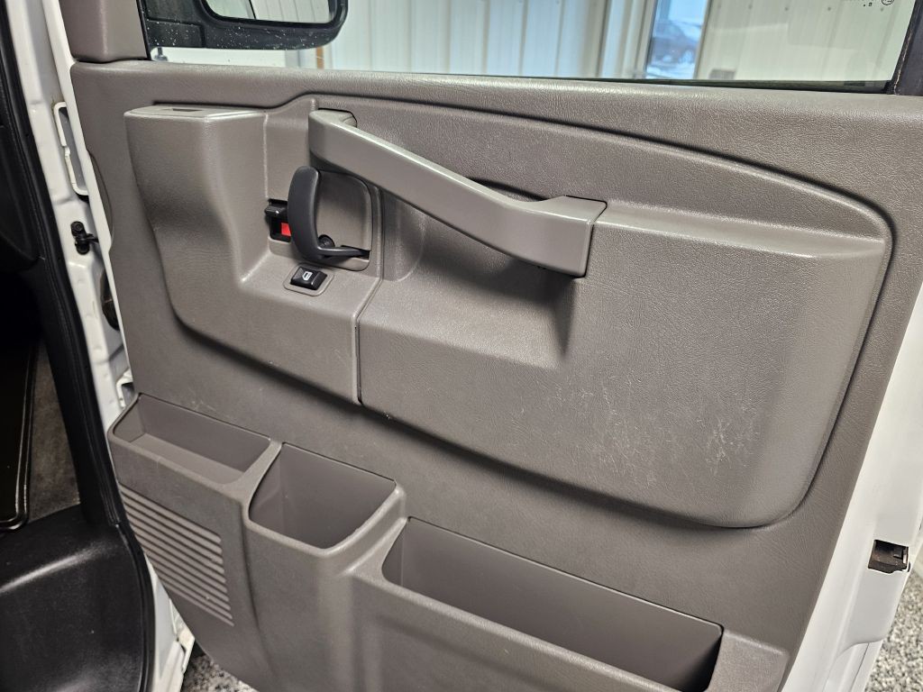 2017 Chevrolet Express Image 14