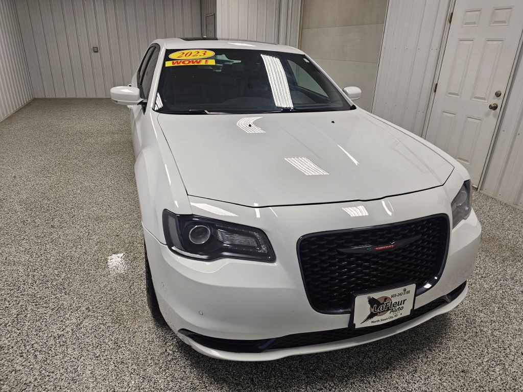 2023 Chrysler 300 Image 3