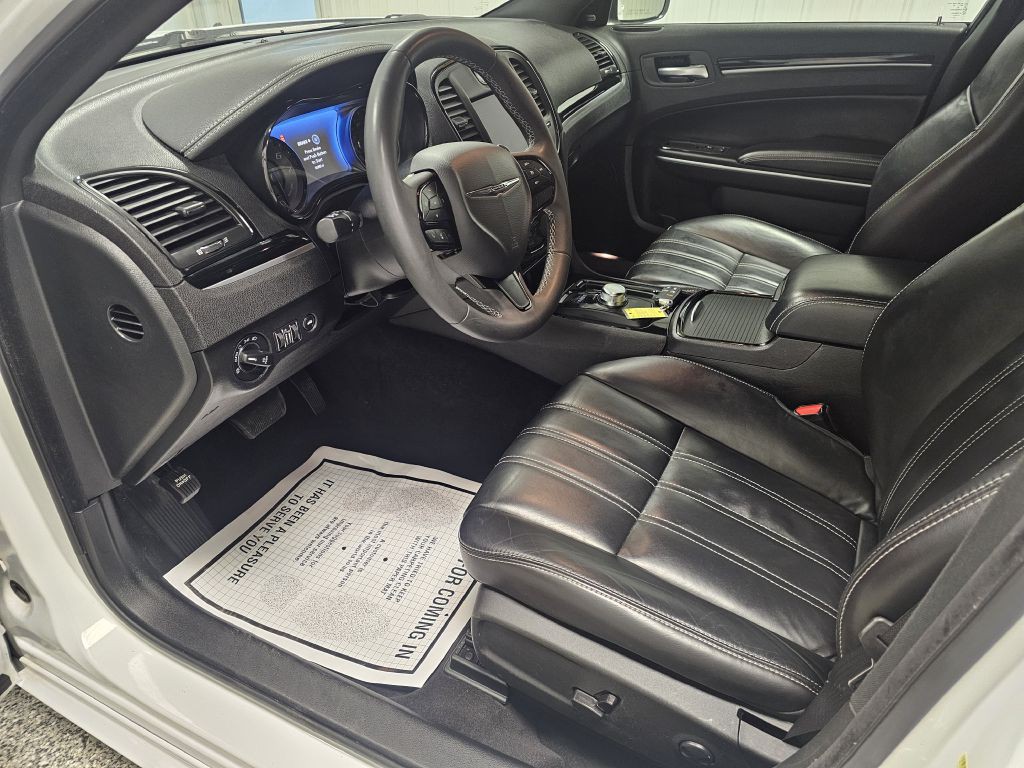 2023 Chrysler 300 Image 10