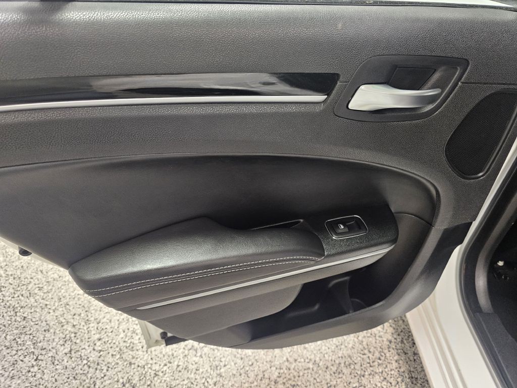 2023 Chrysler 300 Image 11