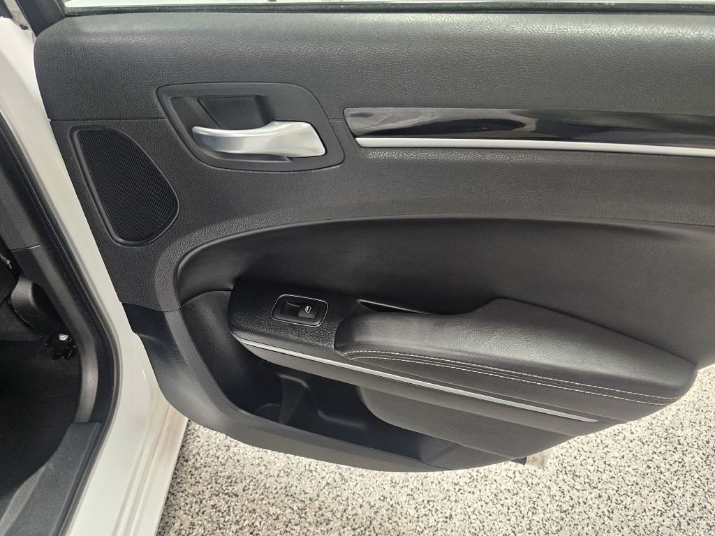 2023 Chrysler 300 Image 14