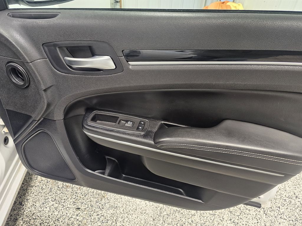 2023 Chrysler 300 Image 16