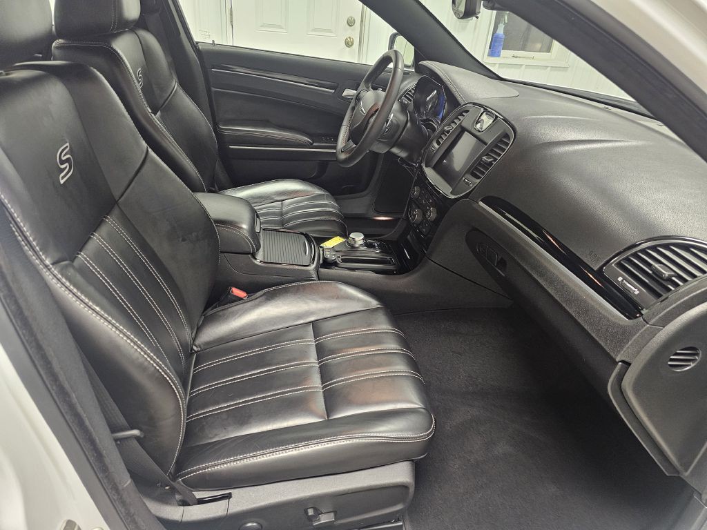 2023 Chrysler 300 Image 17