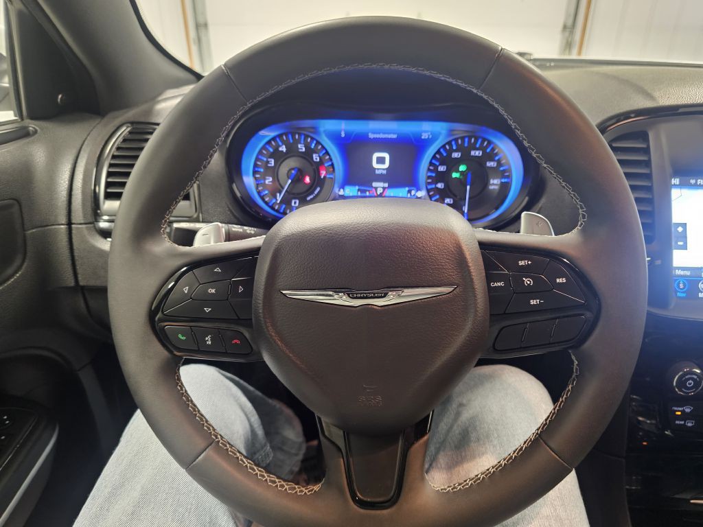 2023 Chrysler 300 Image 18