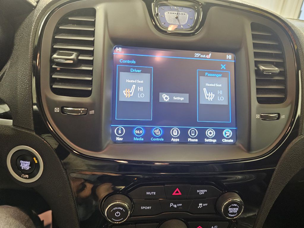 2023 Chrysler 300 Image 25