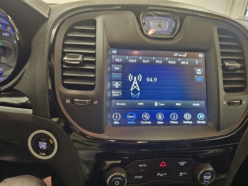 2023 Chrysler 300 Image 26