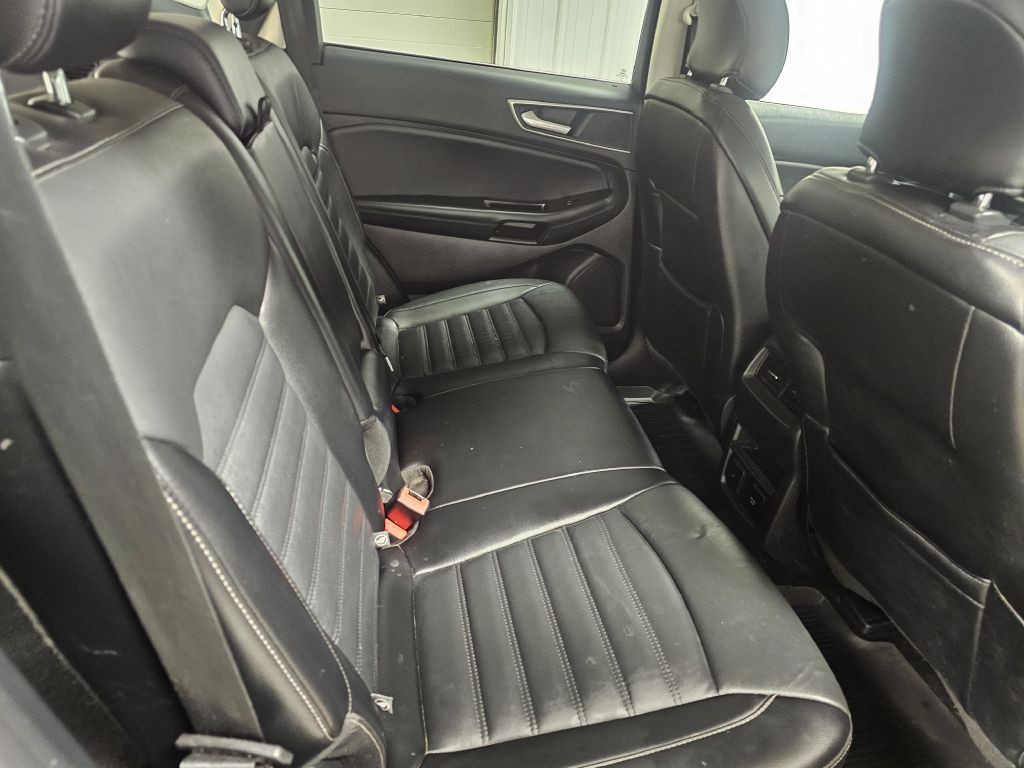 2017 Ford Edge Image 16