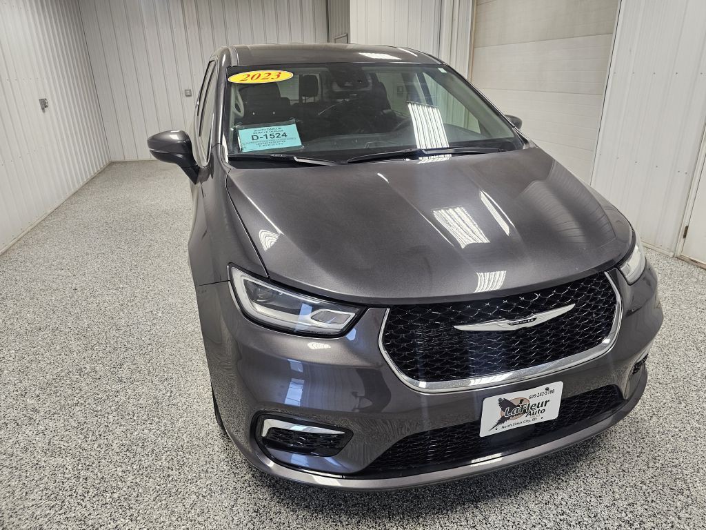 2023 Chrysler Pacifica Image 3