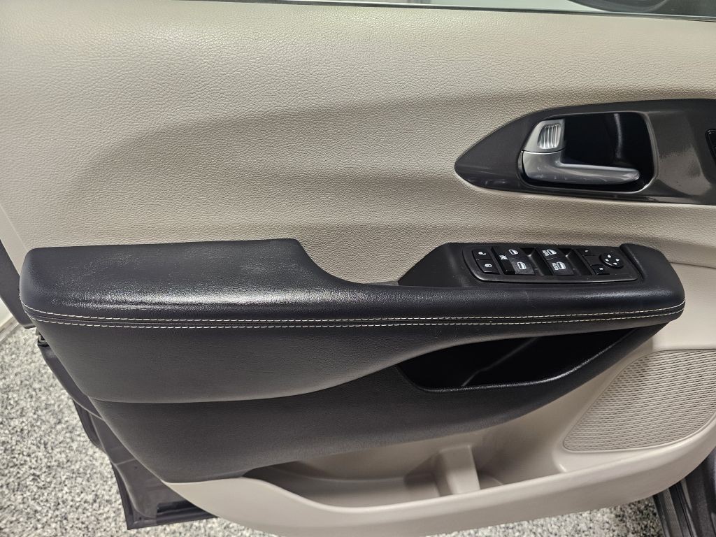 2023 Chrysler Pacifica Image 8