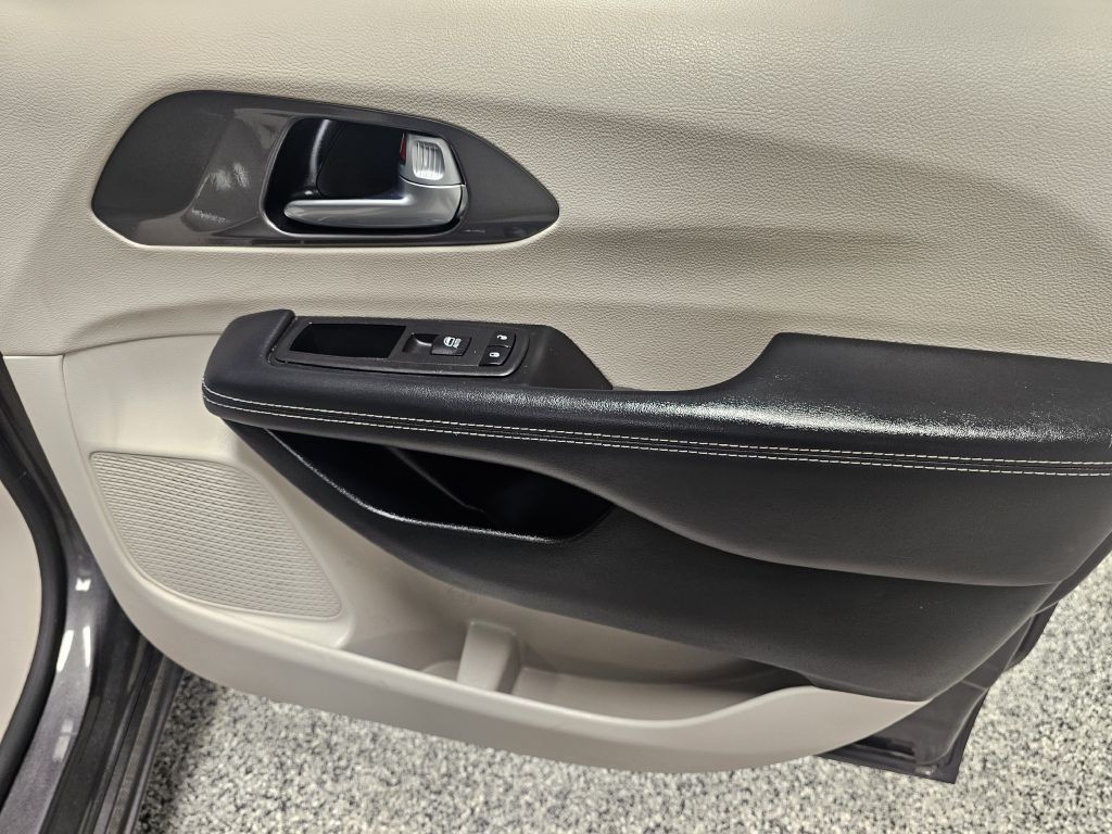 2023 Chrysler Pacifica Image 14