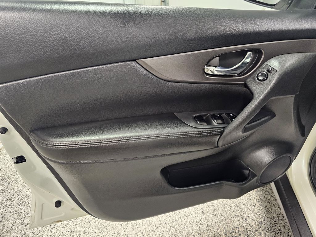 2016 Nissan Rogue Image 9
