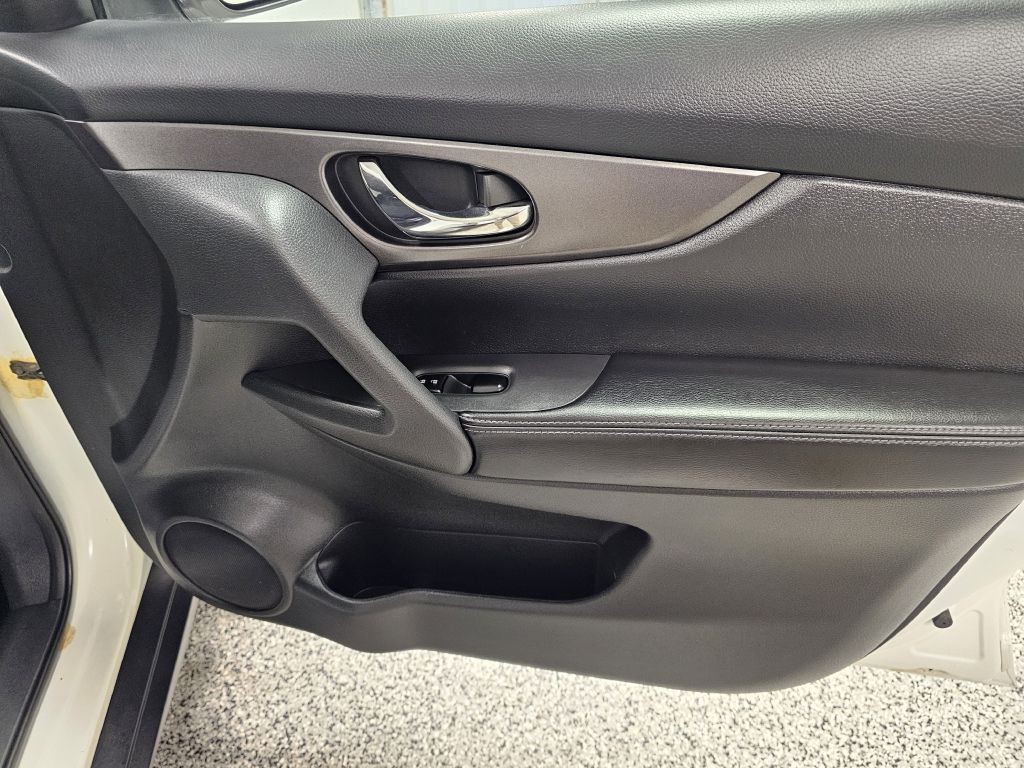 2016 Nissan Rogue Image 16