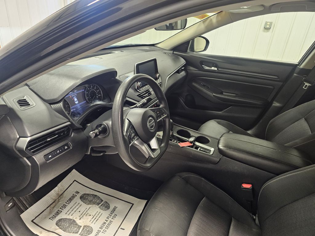2021 Nissan Altima Image 9