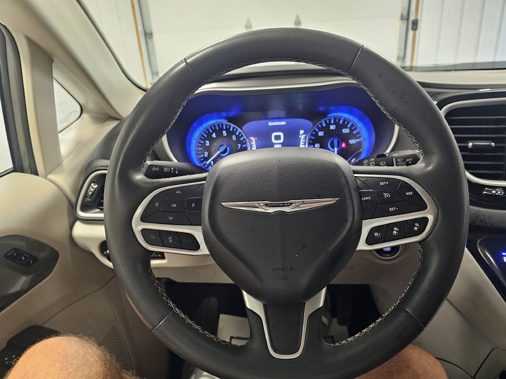 2022 Chrysler Pacifica Image 16