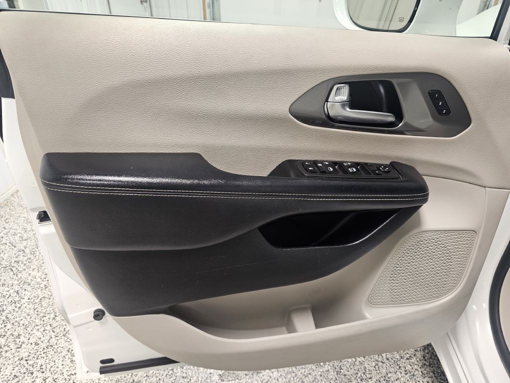 2022 Chrysler Pacifica Image 8