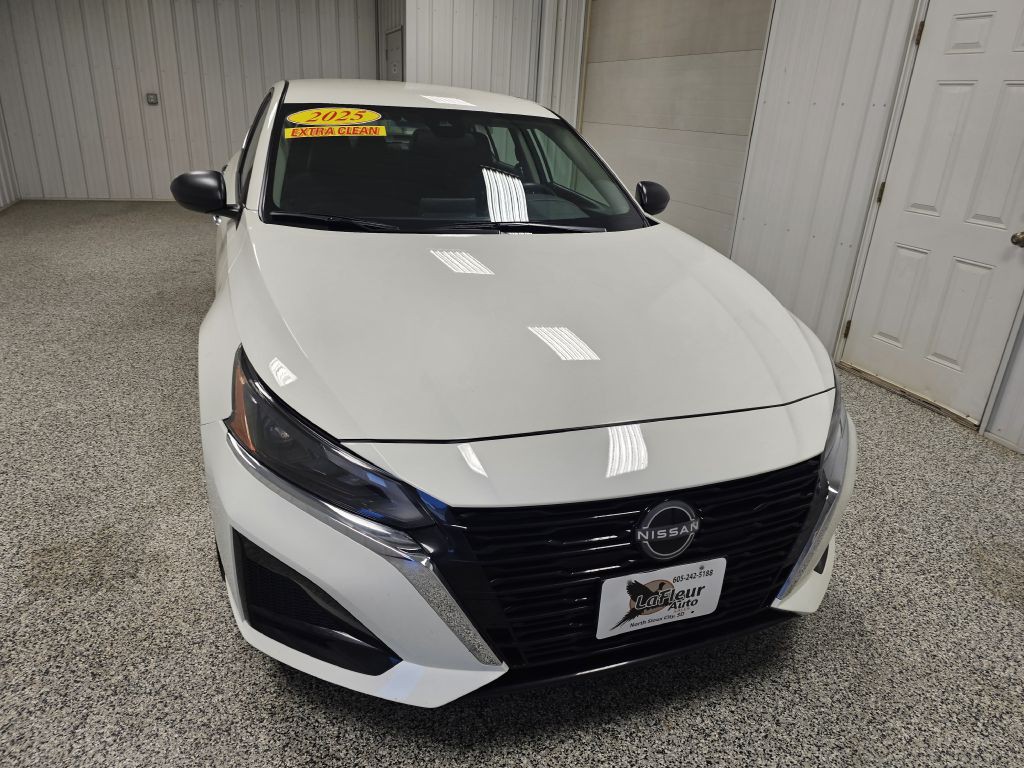 2025 Nissan Altima Image 3