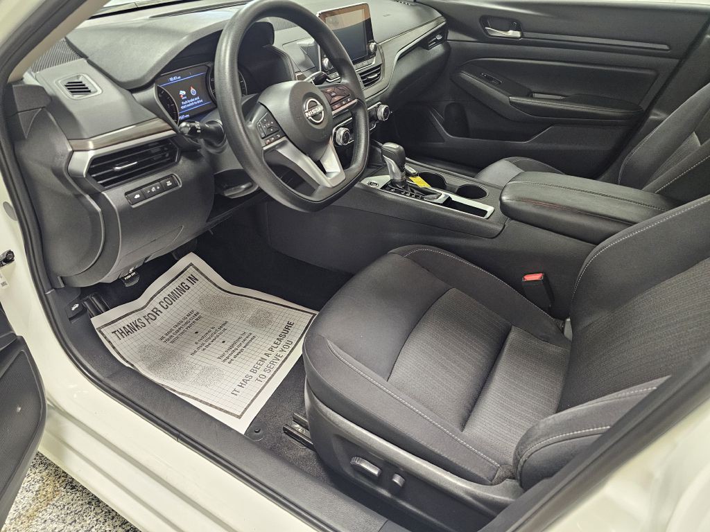 2025 Nissan Altima Image 9