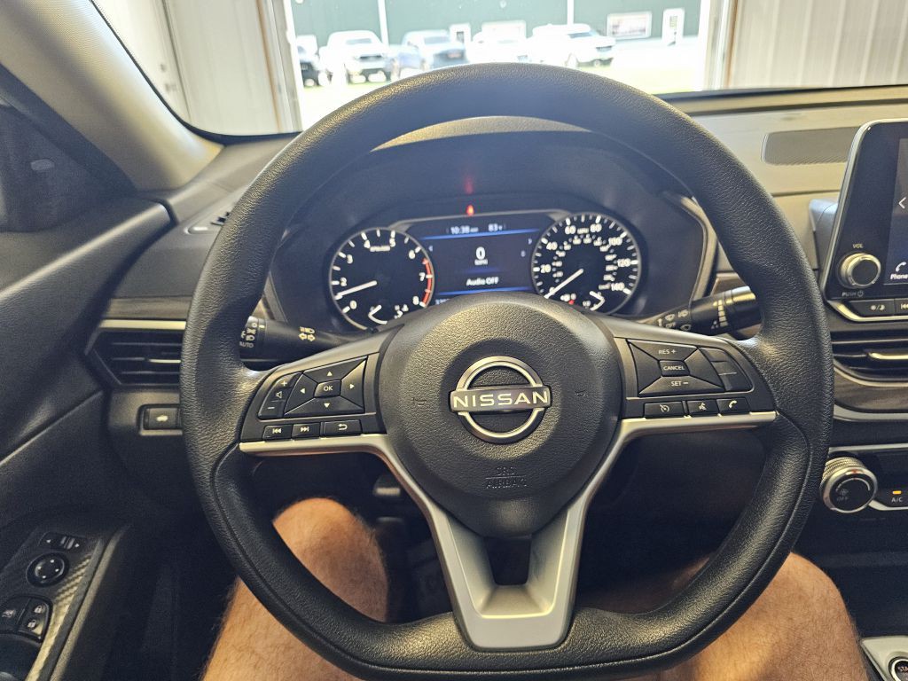 2025 Nissan Altima Image 17
