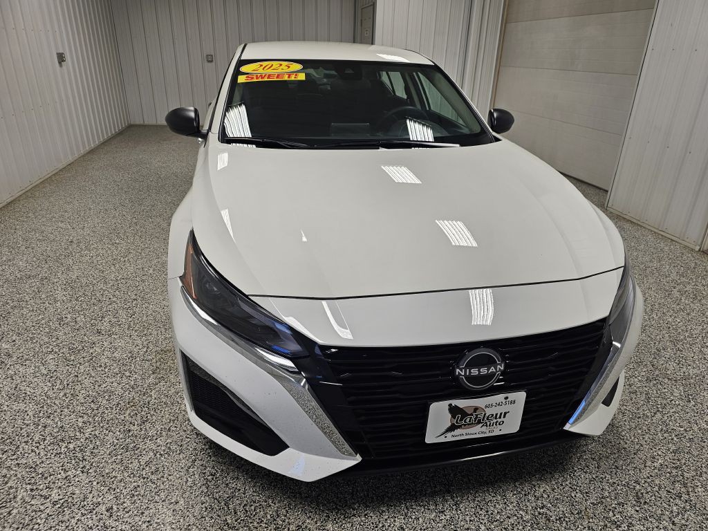 2025 Nissan Altima Image 3
