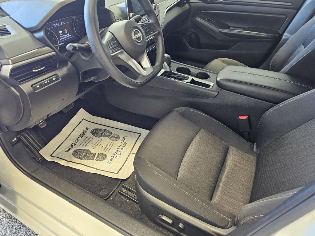 2025 Nissan Altima Image 9
