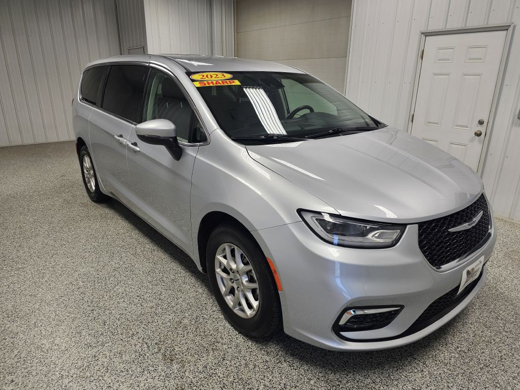2023 Chrysler Pacifica Image 2