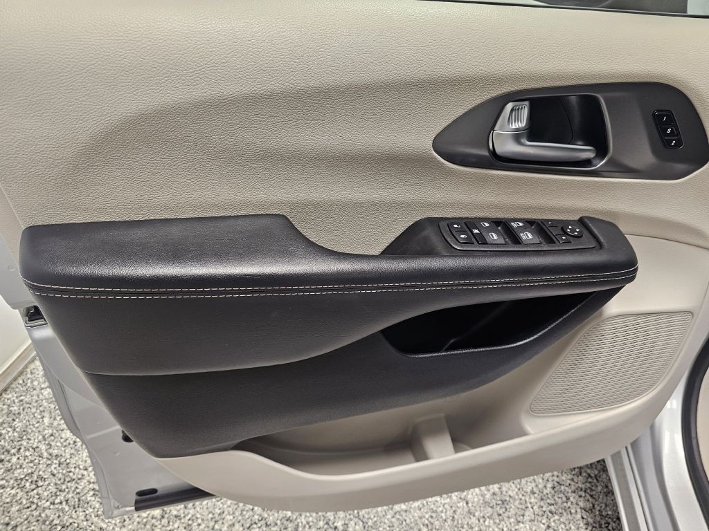 2023 Chrysler Pacifica Image 8