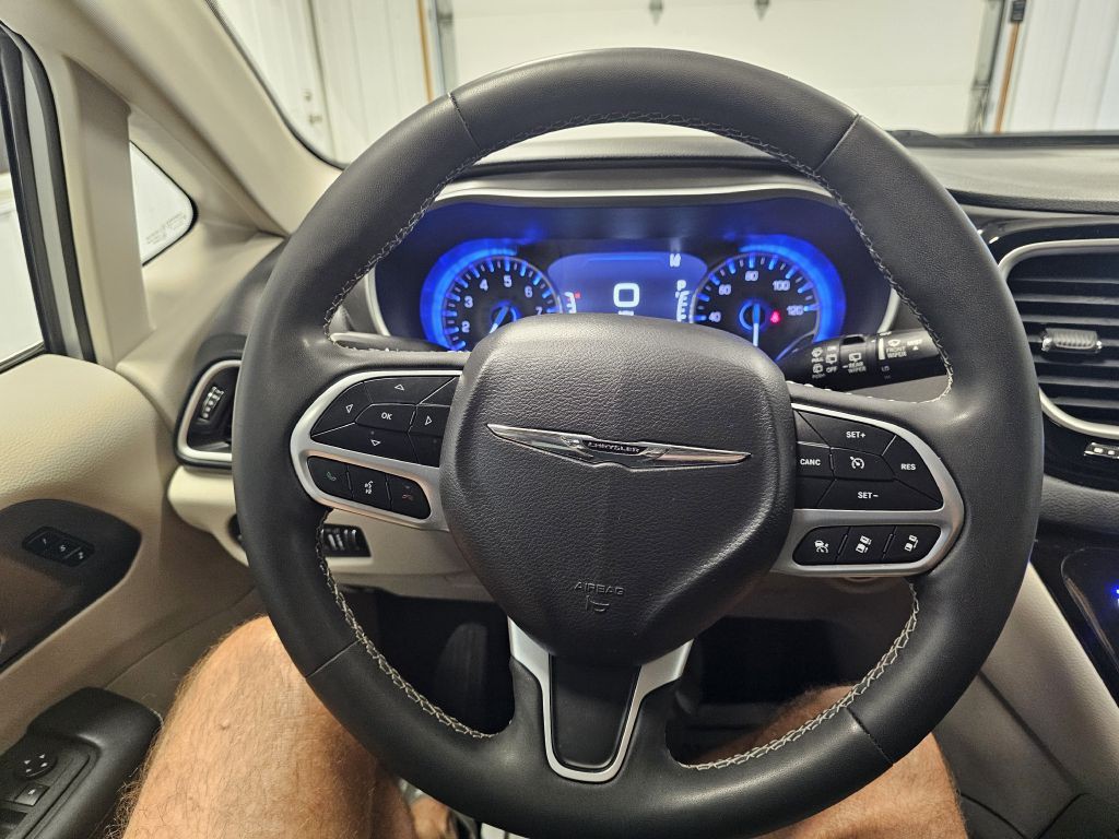 2023 Chrysler Pacifica Image 16