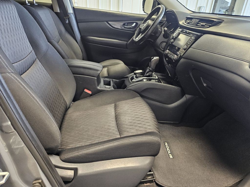 2017 Nissan Rogue Image 16
