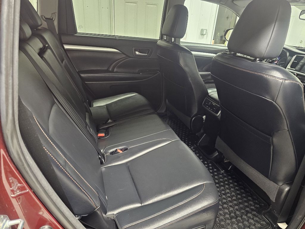 2016 Toyota Highlander Image 16