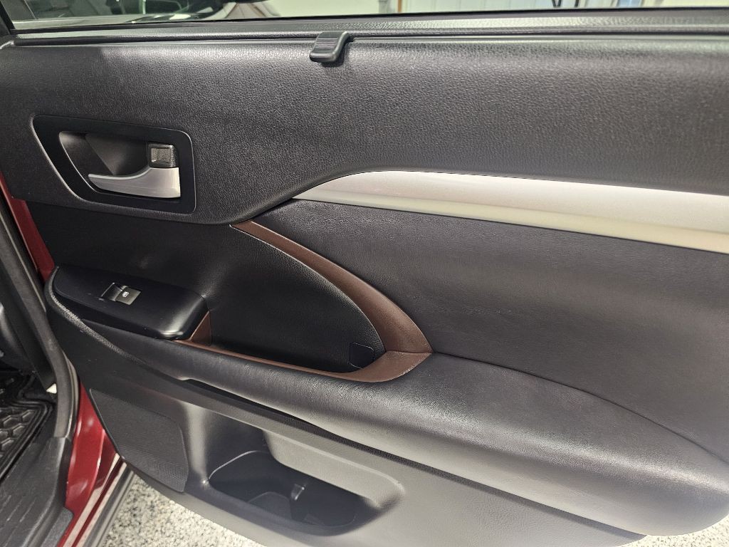 2016 Toyota Highlander Image 17