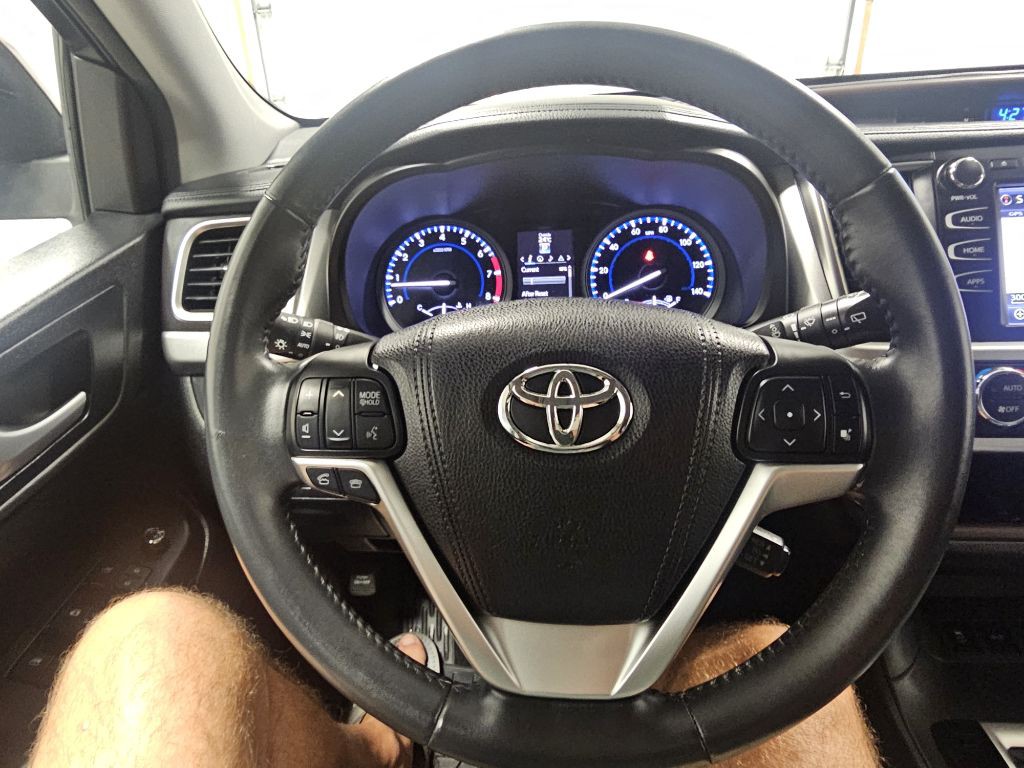 2016 Toyota Highlander Image 19