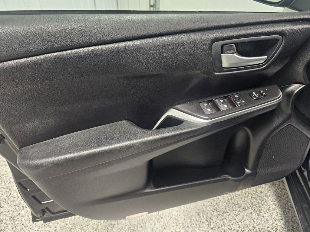 2017 Toyota Camry Image 8