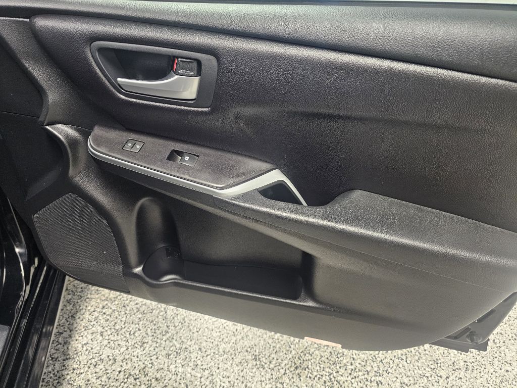 2017 Toyota Camry Image 15