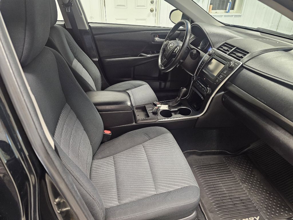 2017 Toyota Camry Image 16